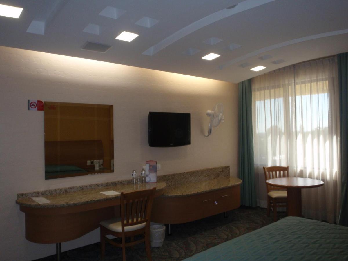 Hotel Plaza Las Fuentes Cuautlancingo Exterior photo